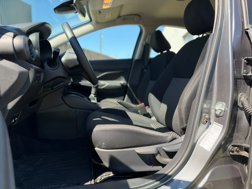 2025 Nissan Versa 1.6 Gris - Miniatura 10
