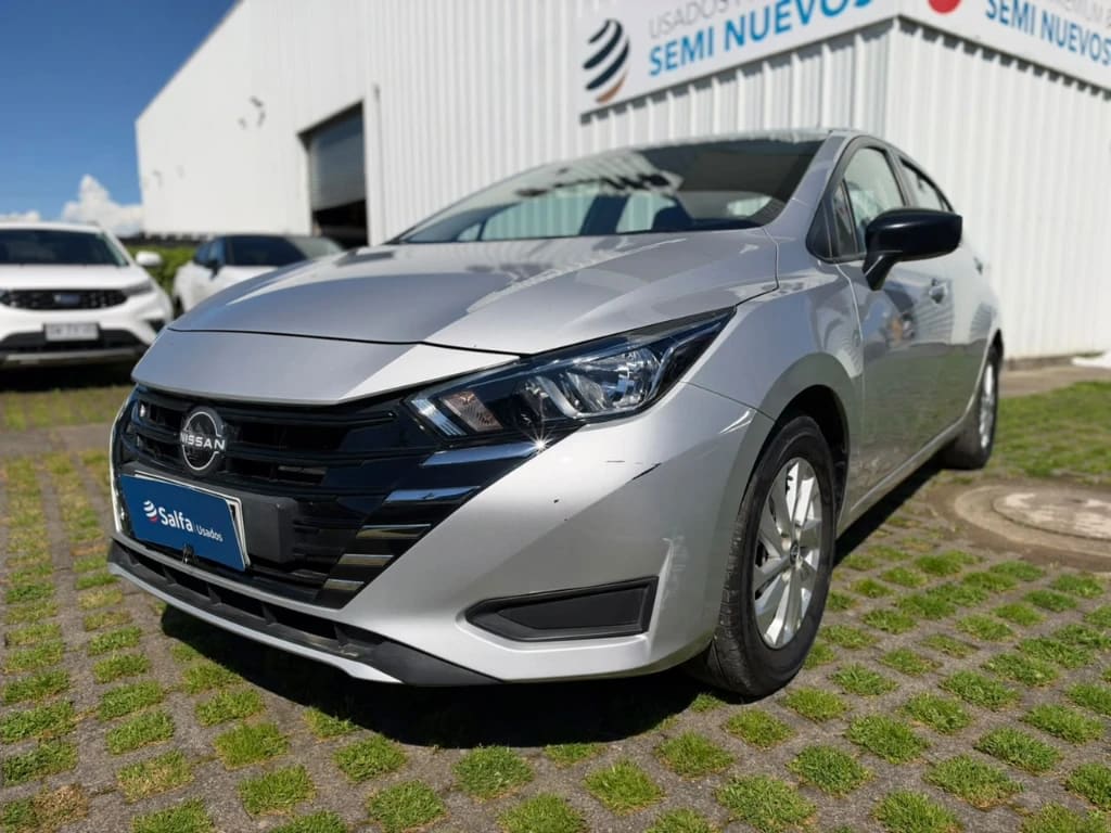 2025 Nissan Versa 1.6 Plata - Imagen 1