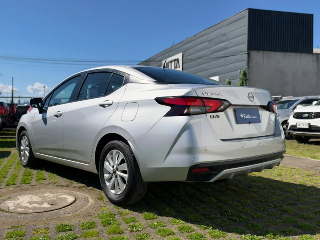 2025 Nissan Versa 1.6 Plata - Miniatura 7