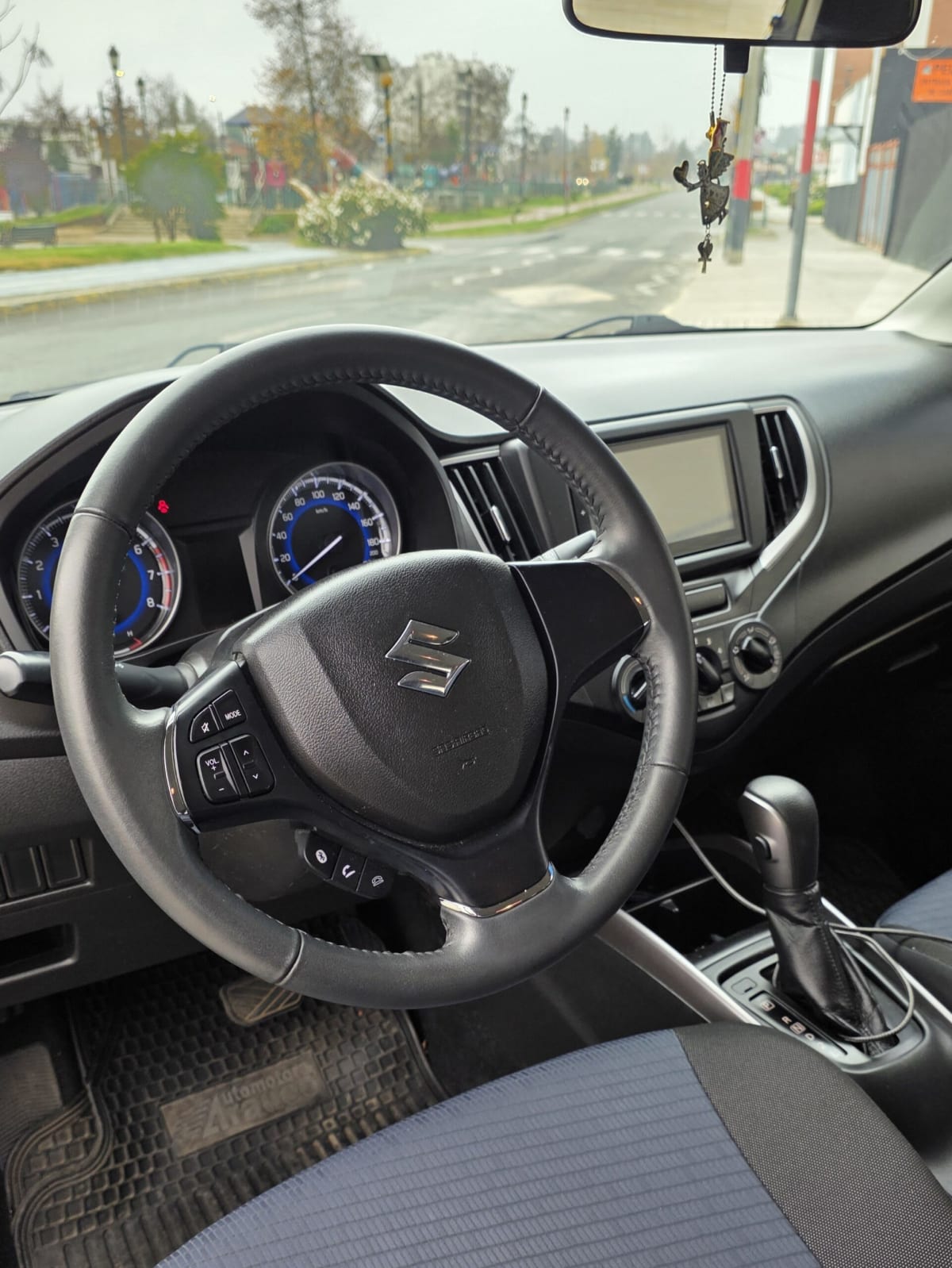 2022 Suzuki Baleno Gris - Miniatura 4