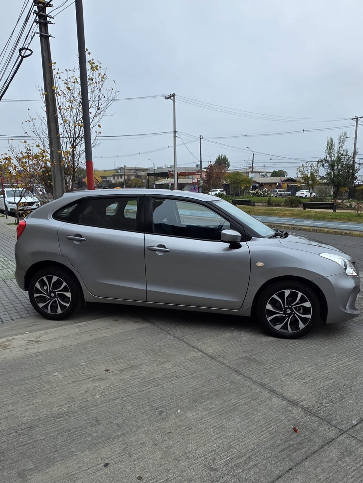 2022 Suzuki Baleno Gris - Miniatura 5