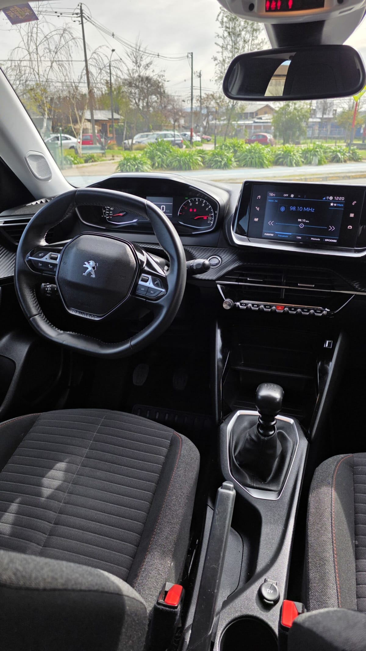 2022 Peugeot 2008 Gris - Miniatura 3