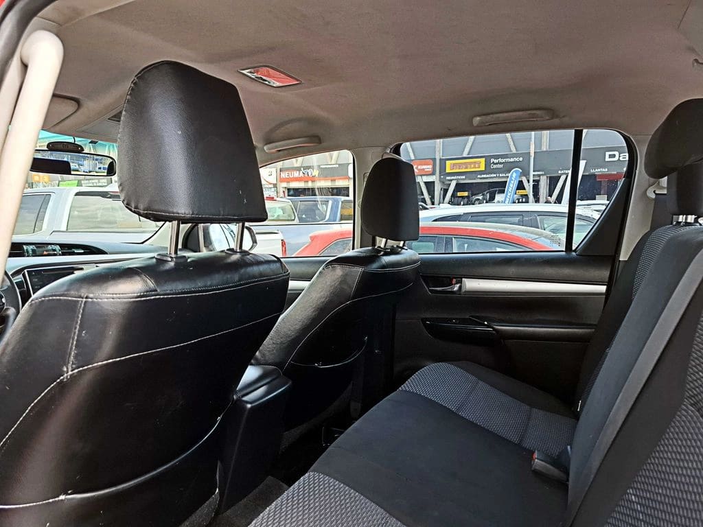 2017 Toyota HILUX 2.4 - Miniatura 6