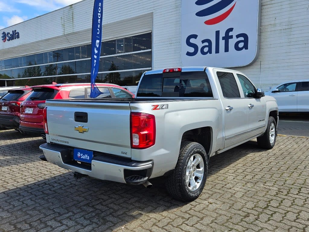2019 Chevrolet Silverado 5.3 Plata - Miniatura 4