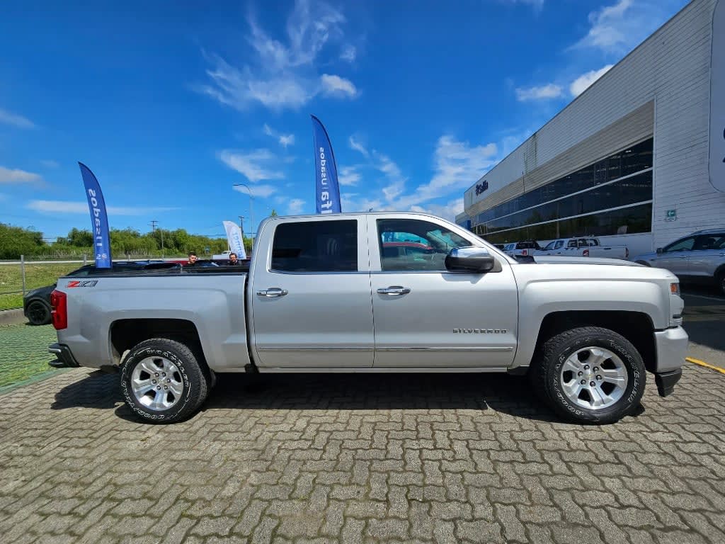 2019 Chevrolet Silverado 5.3 Plata - Miniatura 7