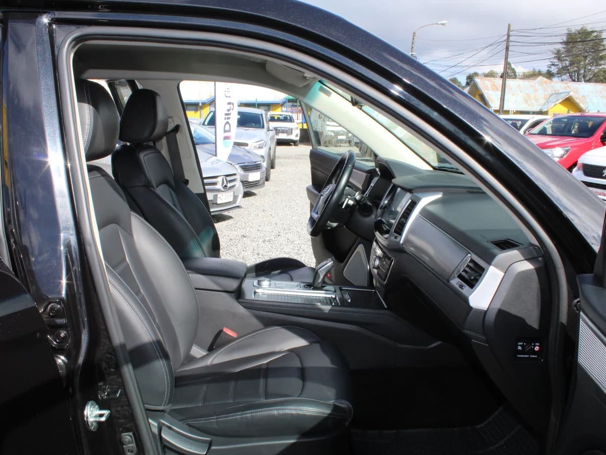 2023 SsangYong Rexton 2.2D Negro - Miniatura 6