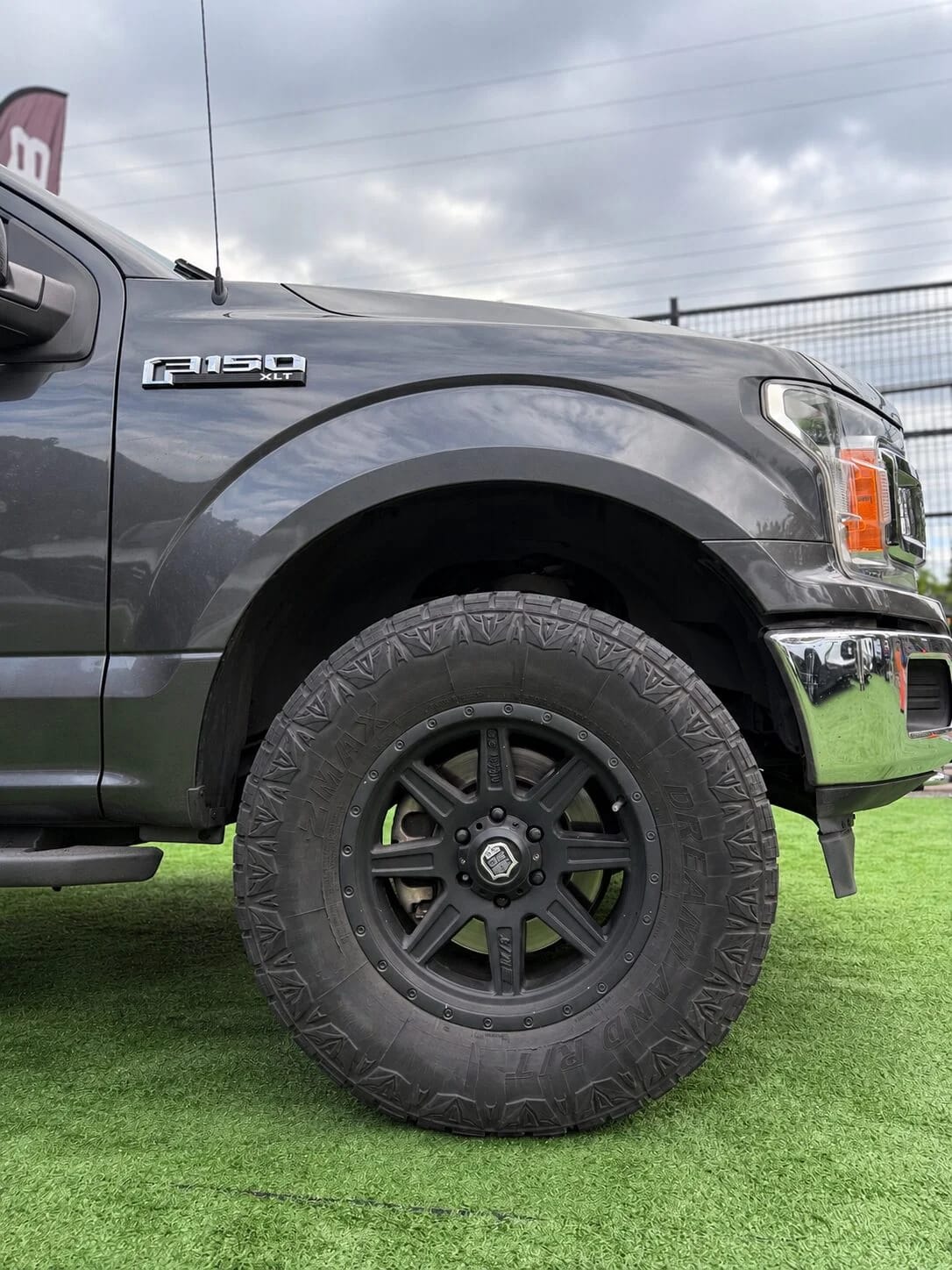 2019 Ford F-150 XLT Gris - Miniatura 3
