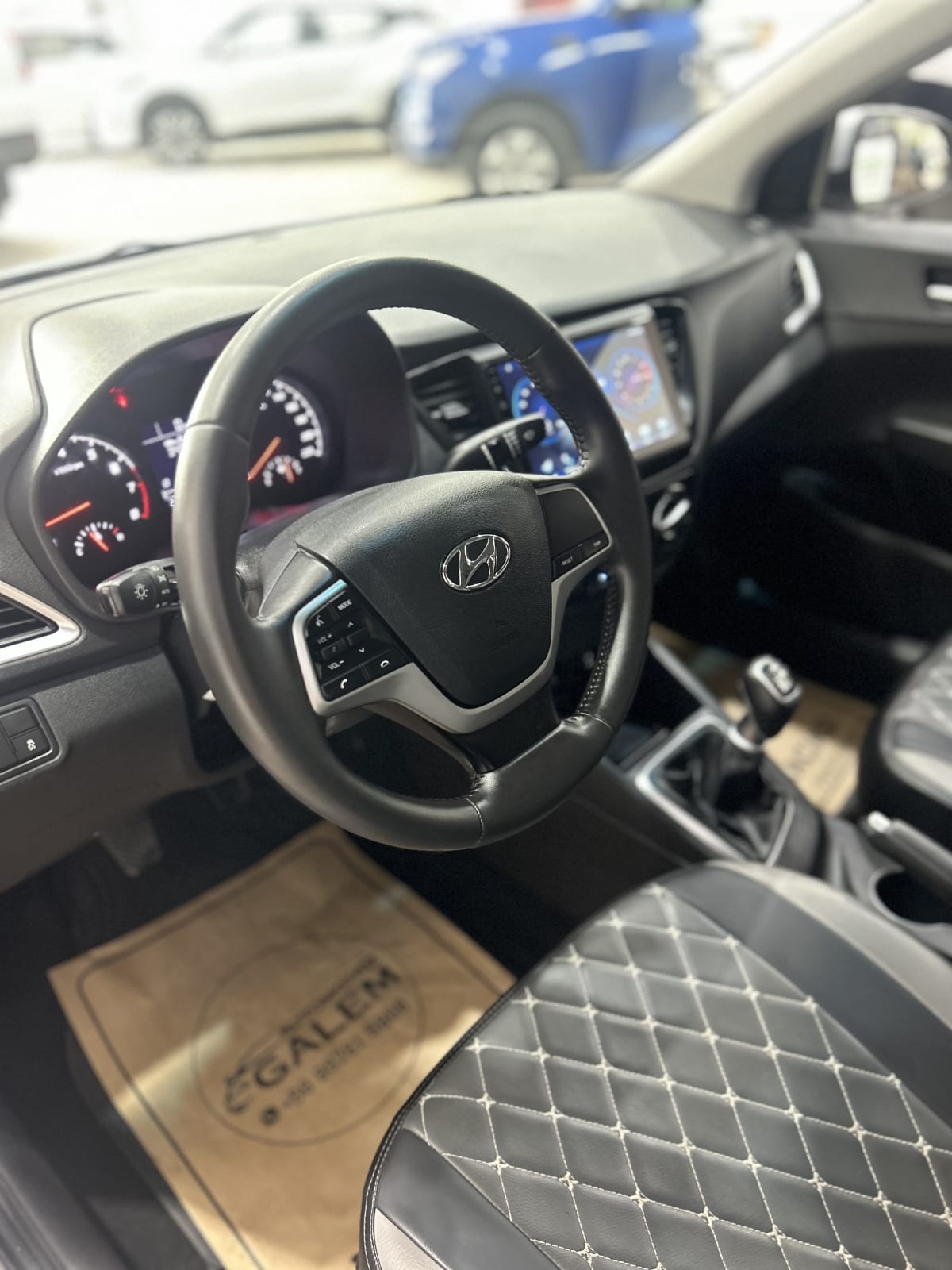 2023 Hyundai Accent Plata - Miniatura 4