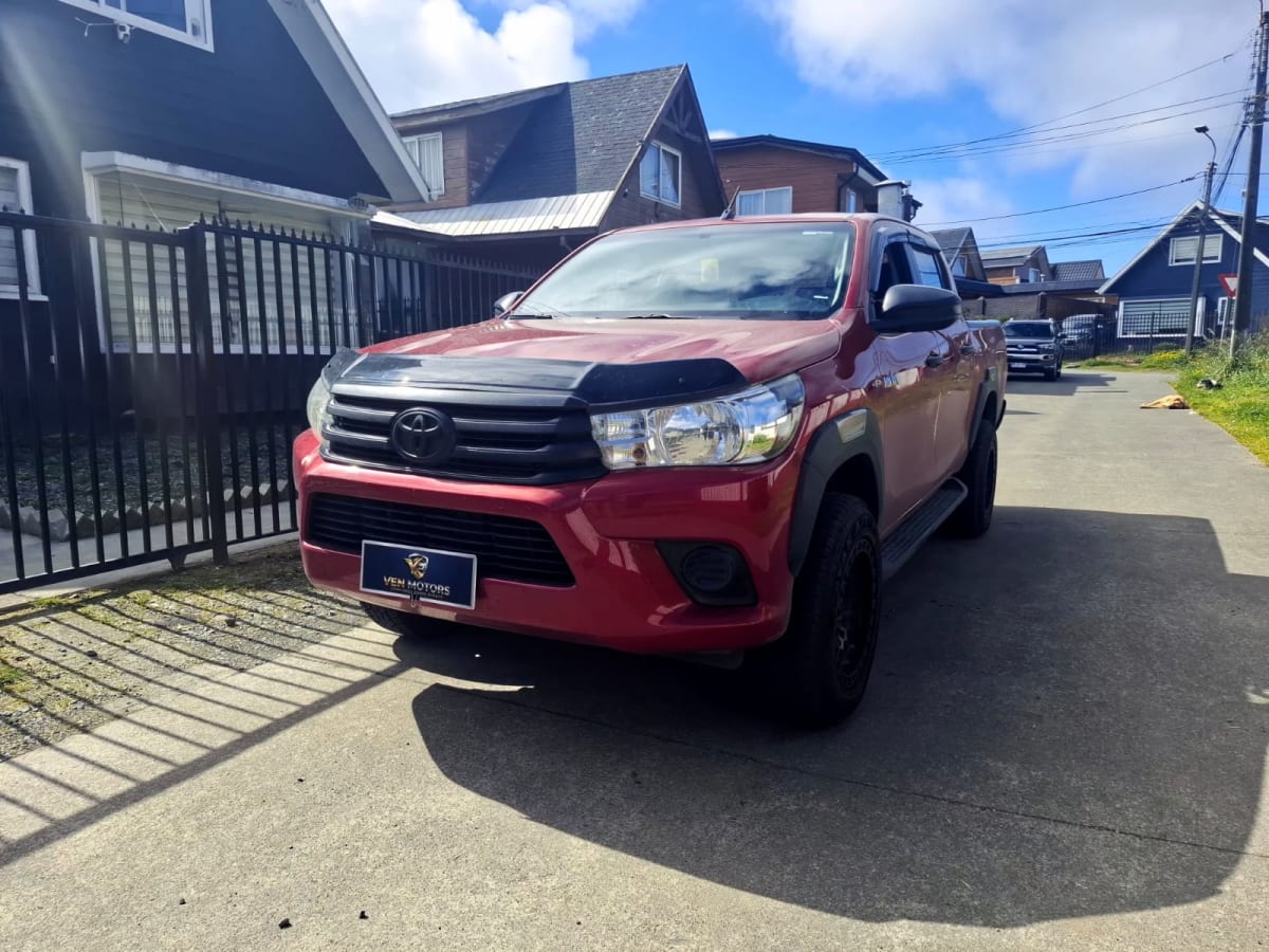 2021 Toyota Hilux Rojo - Miniatura 3