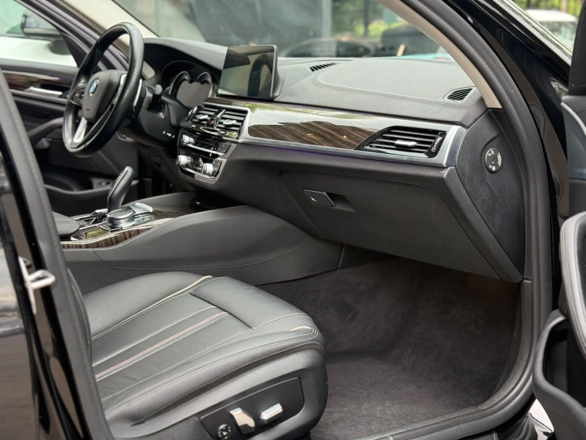 2018 BMW 530I LUXURY Negro - Miniatura 9