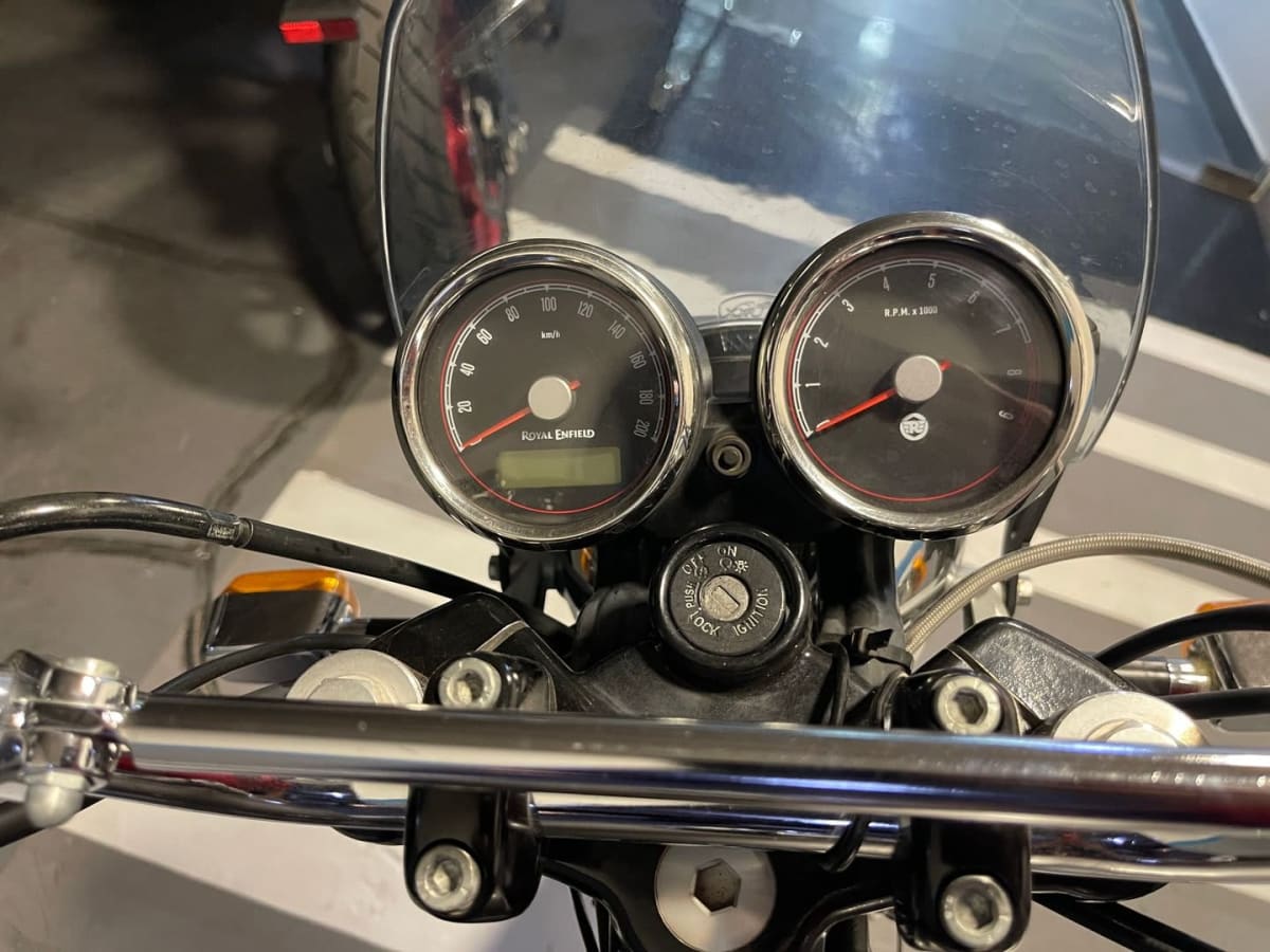 2021 Royal Enfield Interceptor 650 STANDARD Gris - Miniatura 6