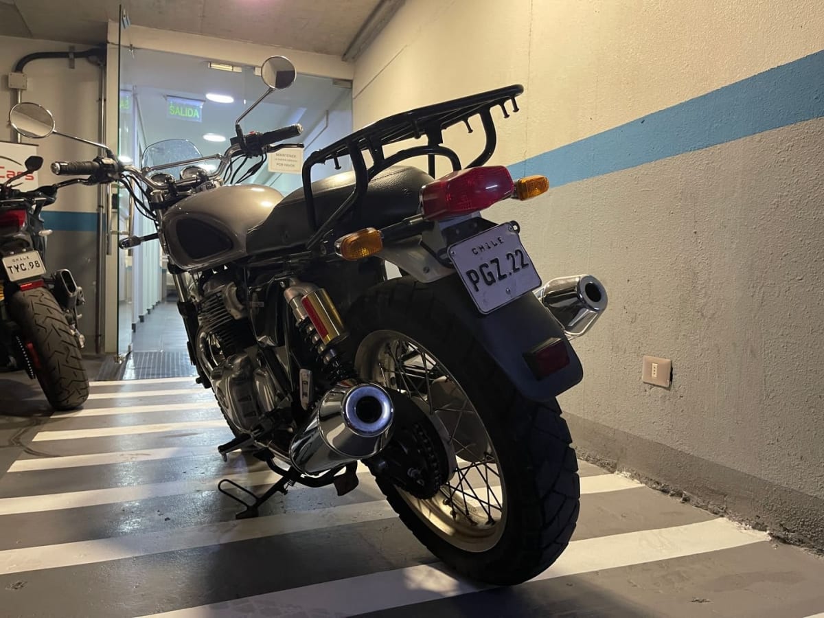 2021 Royal Enfield Interceptor 650 STANDARD Gris - Miniatura 4