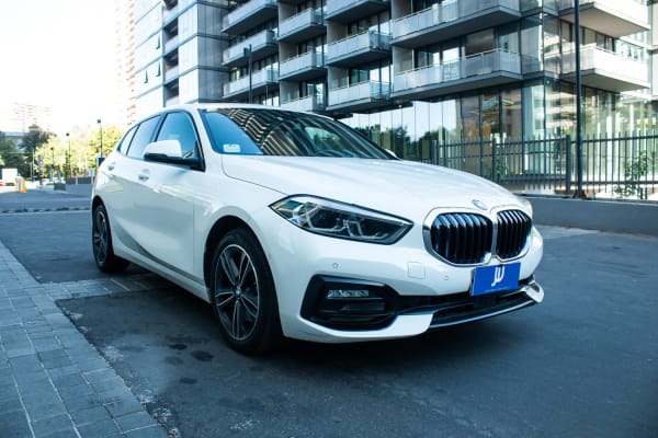 BMW 118d 2.0 2021 - Vista 3/4 frontal de hatchback color blanco en exterior