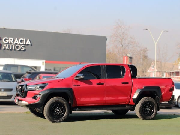 2024 TOYOTA HILUX 2.8 ROJO/ NEGRO