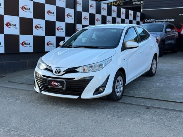 Toyota Yaris Sedán Blanco
