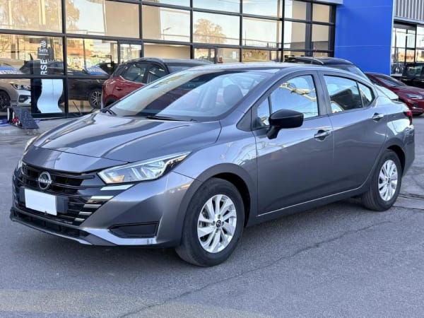 Nissan Versa Sense Gris