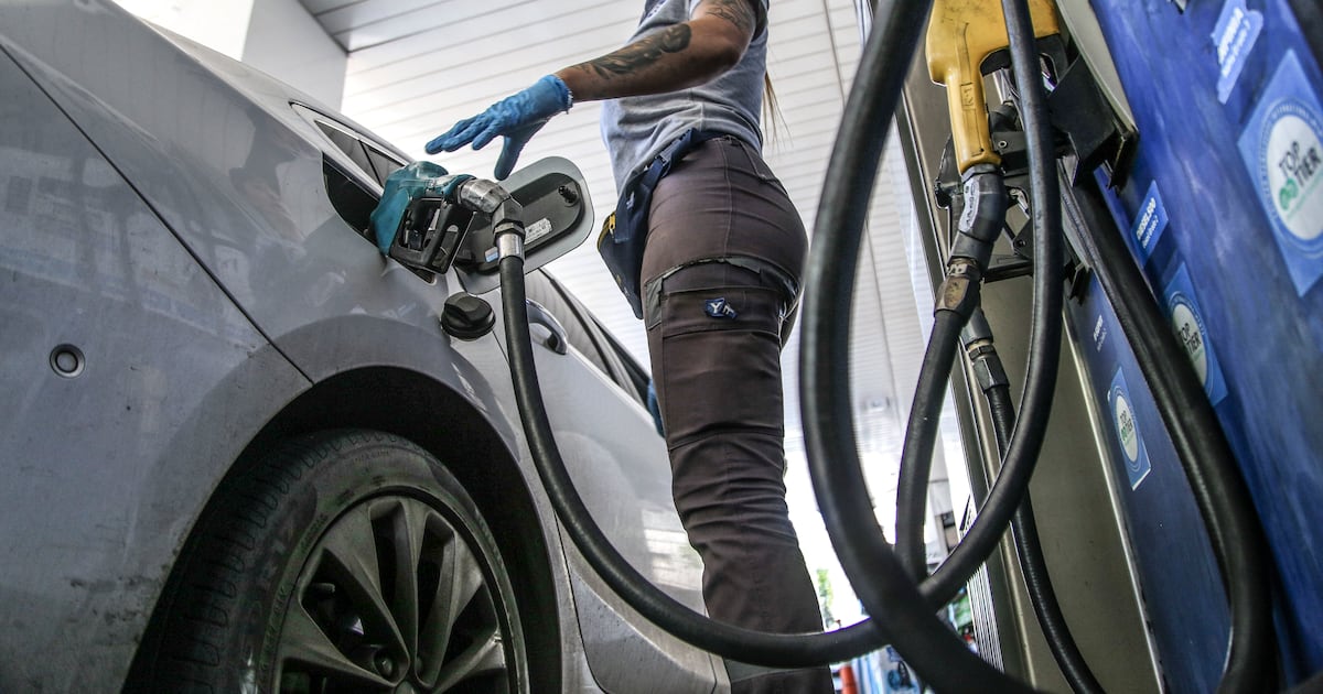 Caen las ventas de combustibles y la nafta argentina sigue más cara que en EE.UU.