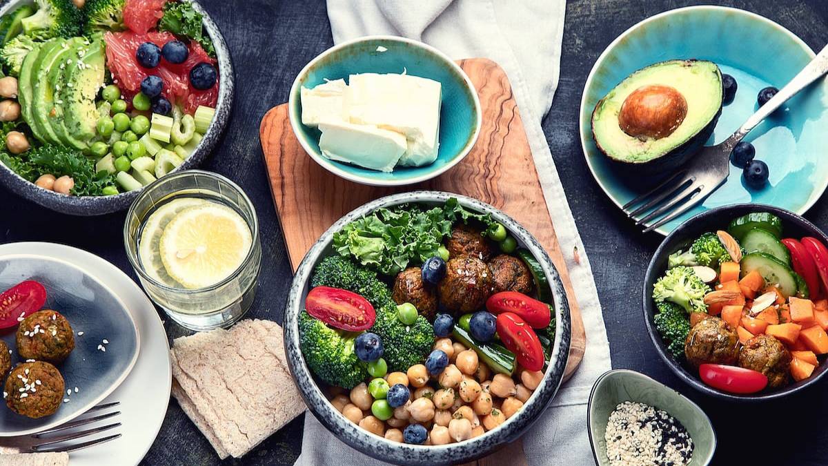 Patrones de alimentación basados en plantas favorecen control de peso en la menopausia
