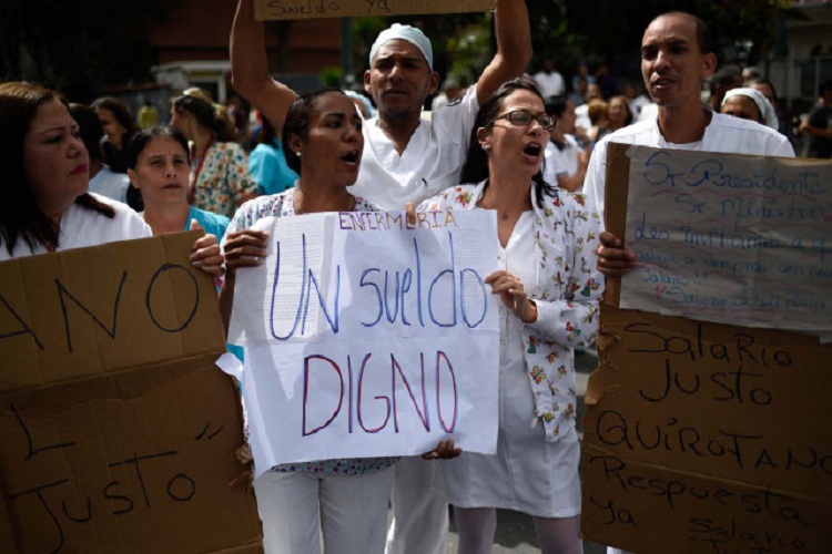 Enfermeras venezolanas enfrentan obstáculos y rechazo al intentar reincorporarse al sistema público de salud