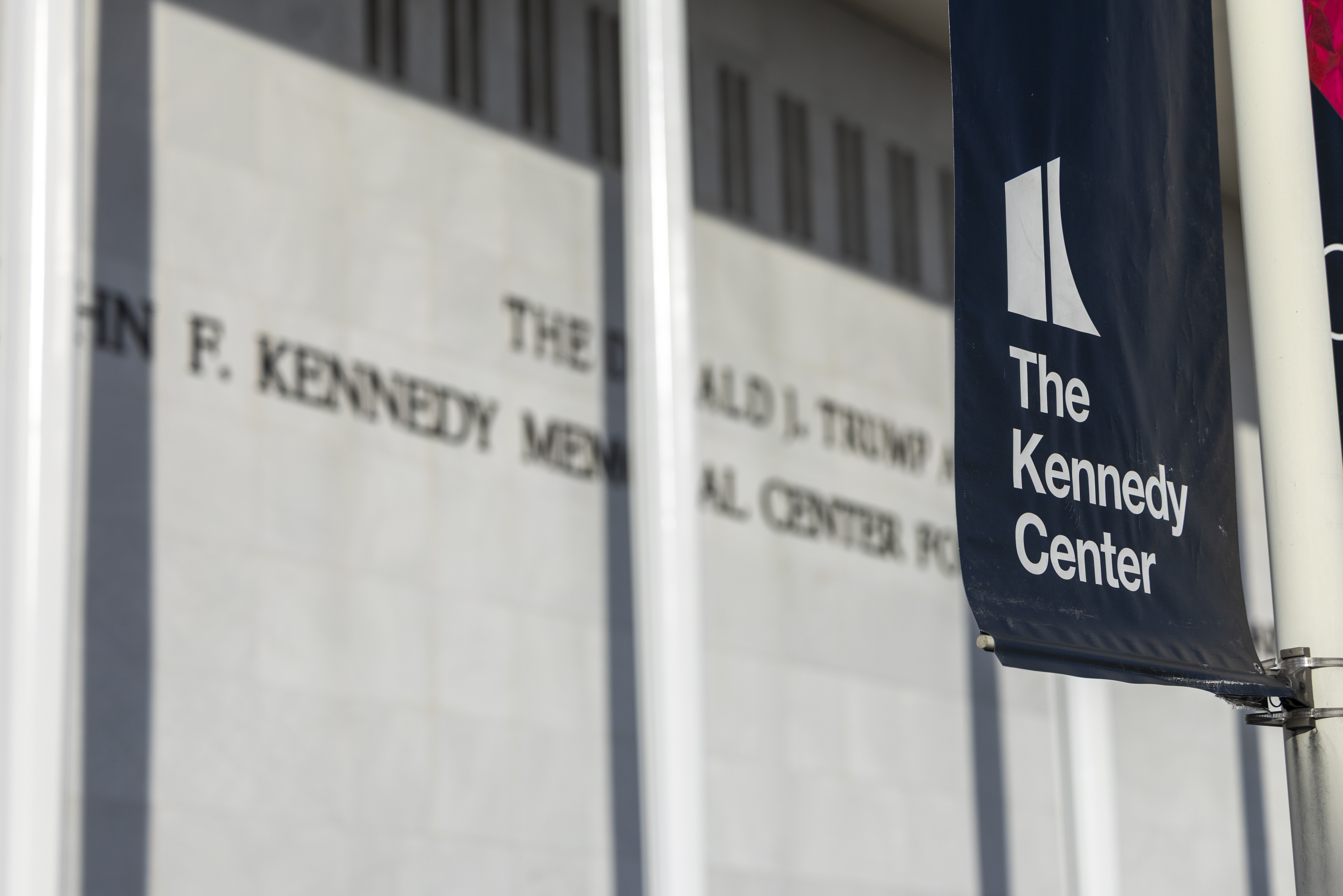 Juez prohíbe cambiar el nombre del Centro Kennedy por el de Trump y detiene remodelaciones