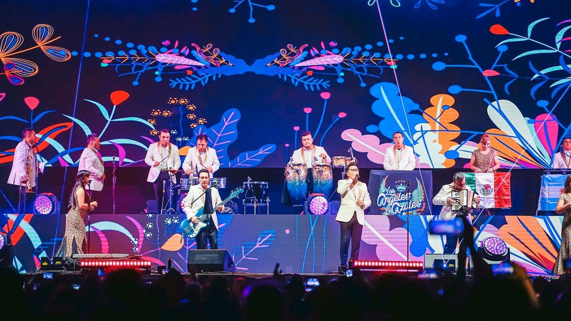 Los Ángeles Azules deslumbran en su primera noche en Buenos Aires con clásicos y artistas invitados