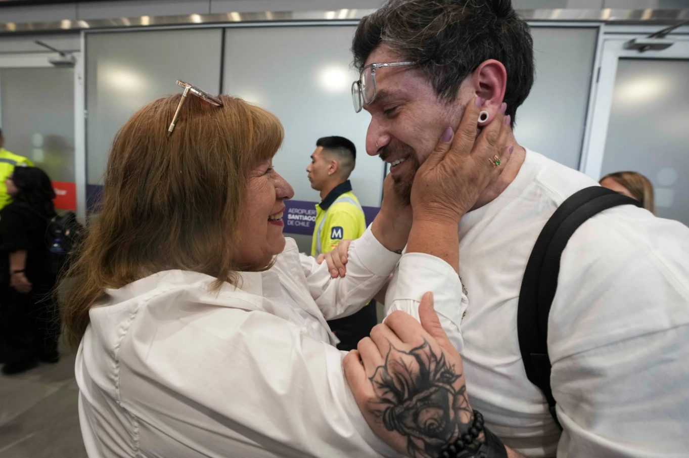 Hombre adoptado en EE.UU. se reencuentra con su madre biológica tras ser robado en la dictadura chilena