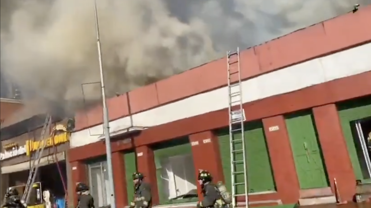 Incendio en local comercial de Estación Central moviliza a más de 100 bomberos