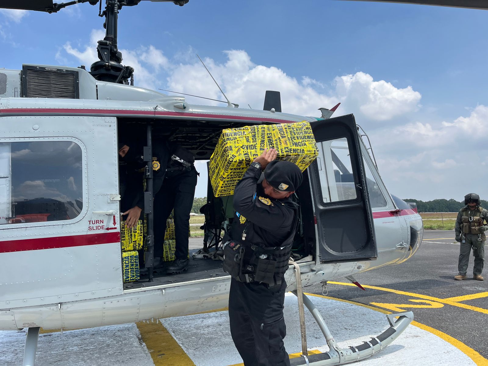 Marina de Guatemala incauta 937 kilos de cocaína en el Pacífico y captura a dos tripulantes