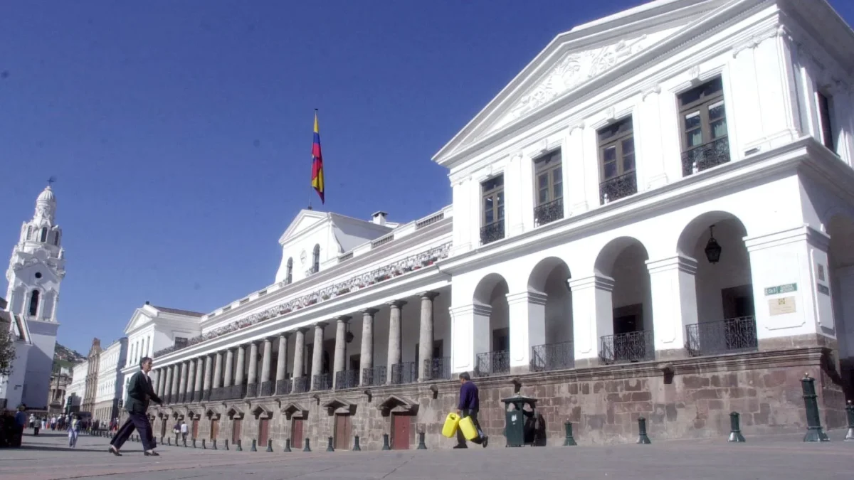 Columnista cuestiona la creación de una verificadora oficial y advierte sobre riesgos para la credibilidad informativa