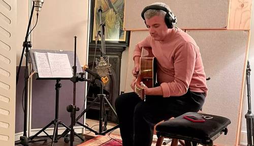 Músico con párkinson utiliza inteligencia artificial para continuar componiendo y produciendo canciones