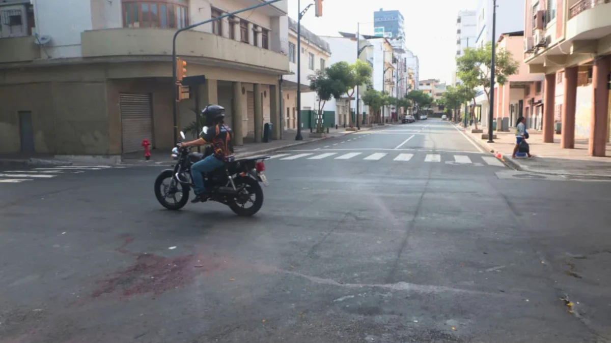 Joven de 26 años es asesinado a tiros en el centro de Guayaquil cuando se dirigía a Puerto Santa Ana