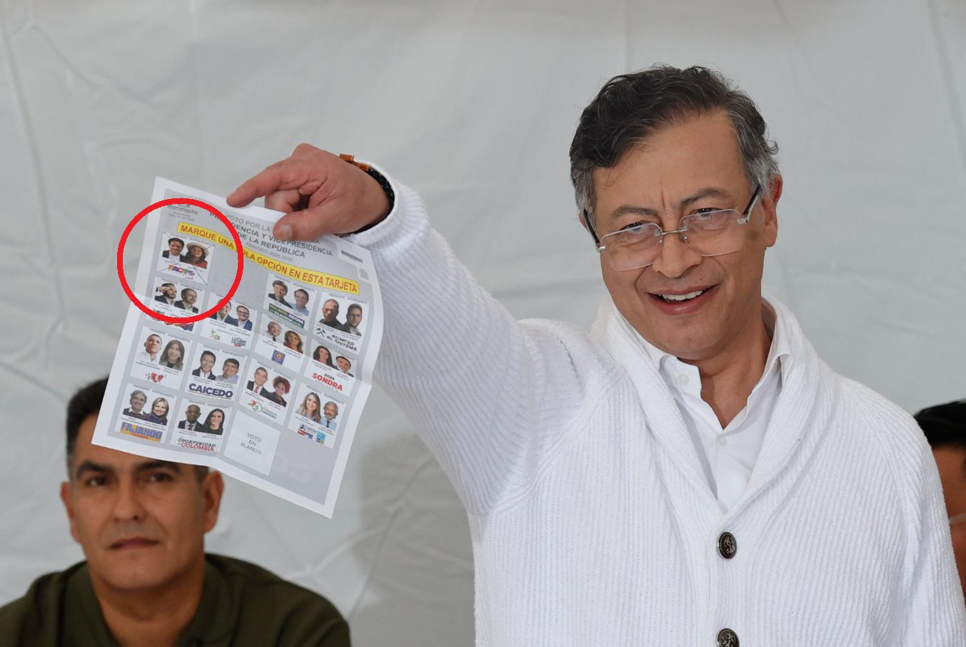 Cuestionamientos a Gustavo Petro por exhibir públicamente su voto en las elecciones colombianas