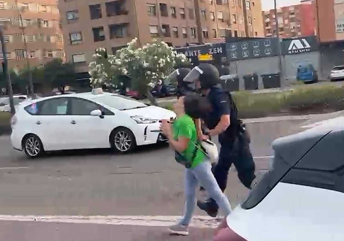 Una maestra resulta herida tras una carga policial en Valencia durante una protesta educativa