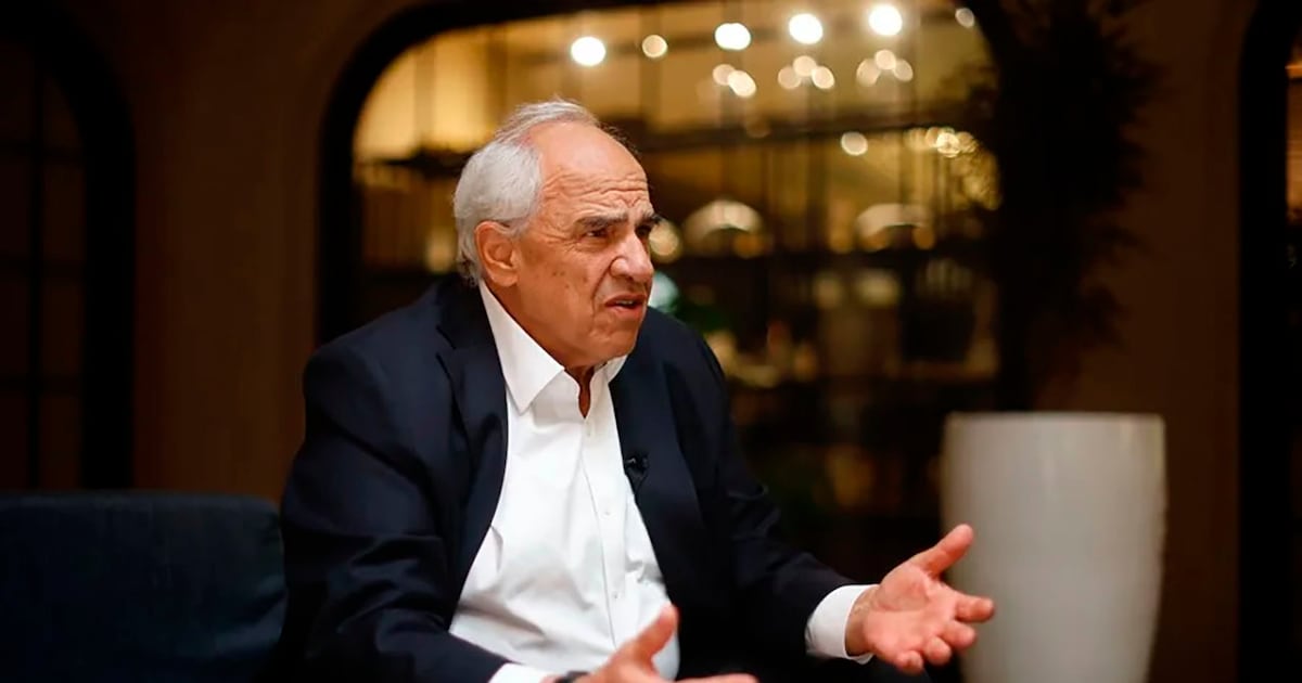Ernesto Samper analiza el giro político en América Latina y advierte sobre una tendencia de 'bukelización' en la región