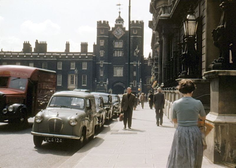 A Glimpse of London Life in the Early 1960s Through Vintage Photography