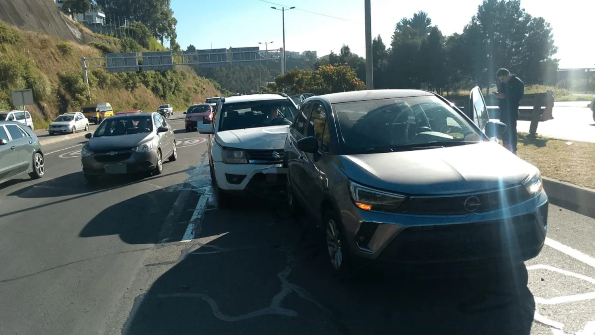 Accidente entre dos vehículos restringe la circulación en la Ruta Viva de Quito