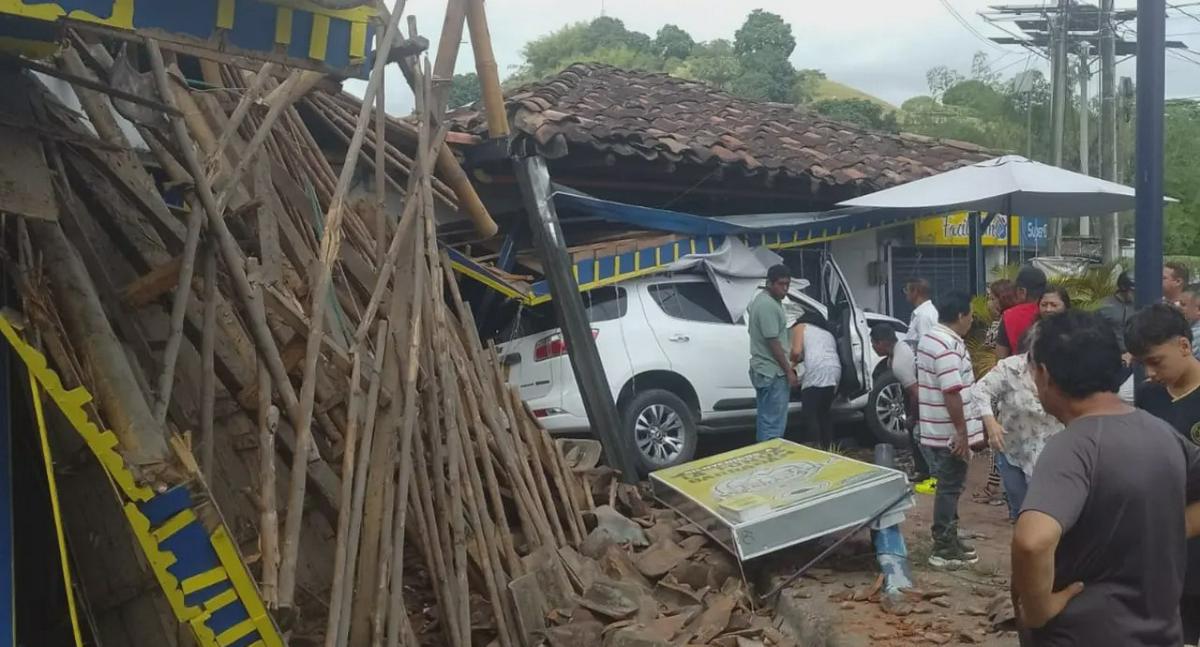 Accidente en Barragán, Quindío: camioneta pierde el control, choca contra una fonda y deja un muerto