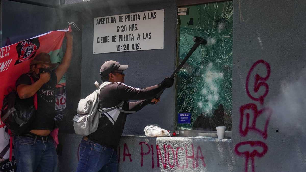 Integrantes de la CNTE irrumpen y causan daños en oficinas de la SEP durante protesta en CDMX