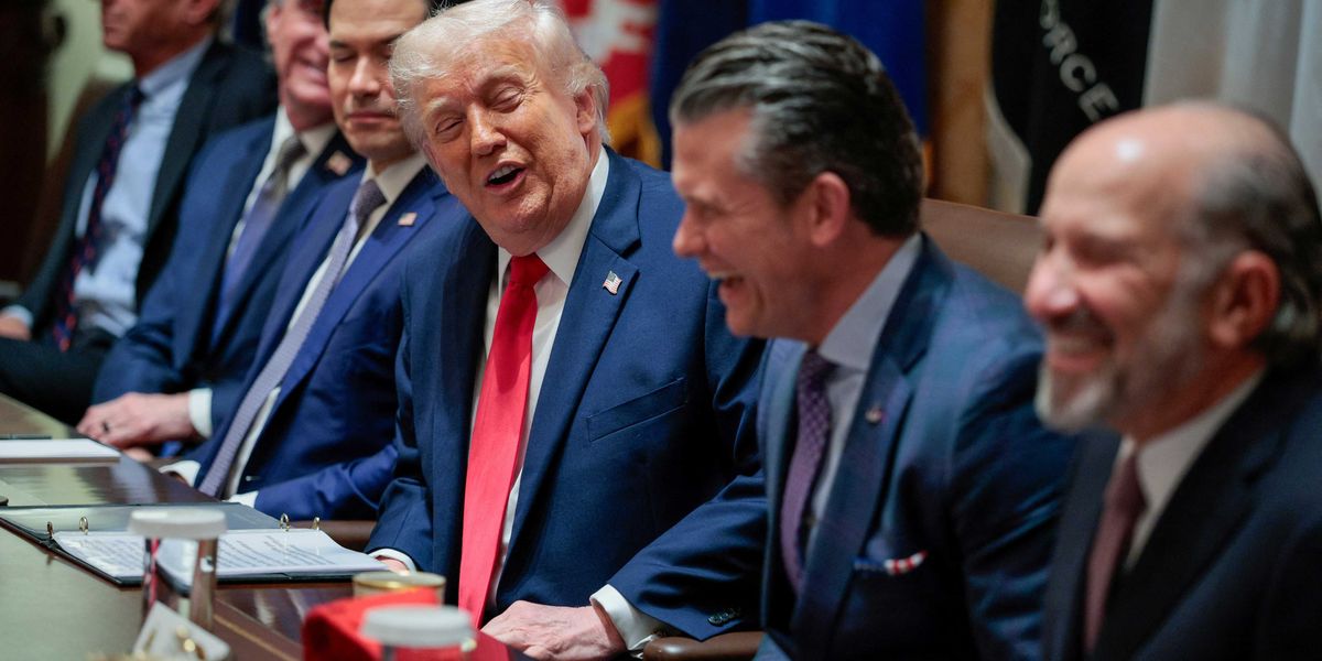 Columnist Uses Shoe-Wearing Experiment to Criticize Loyalty Within Trump's Cabinet