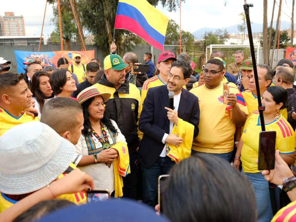 Barras de fútbol entregan camiseta de la Selección Colombia a Iván Cepeda en medio de polémica electoral