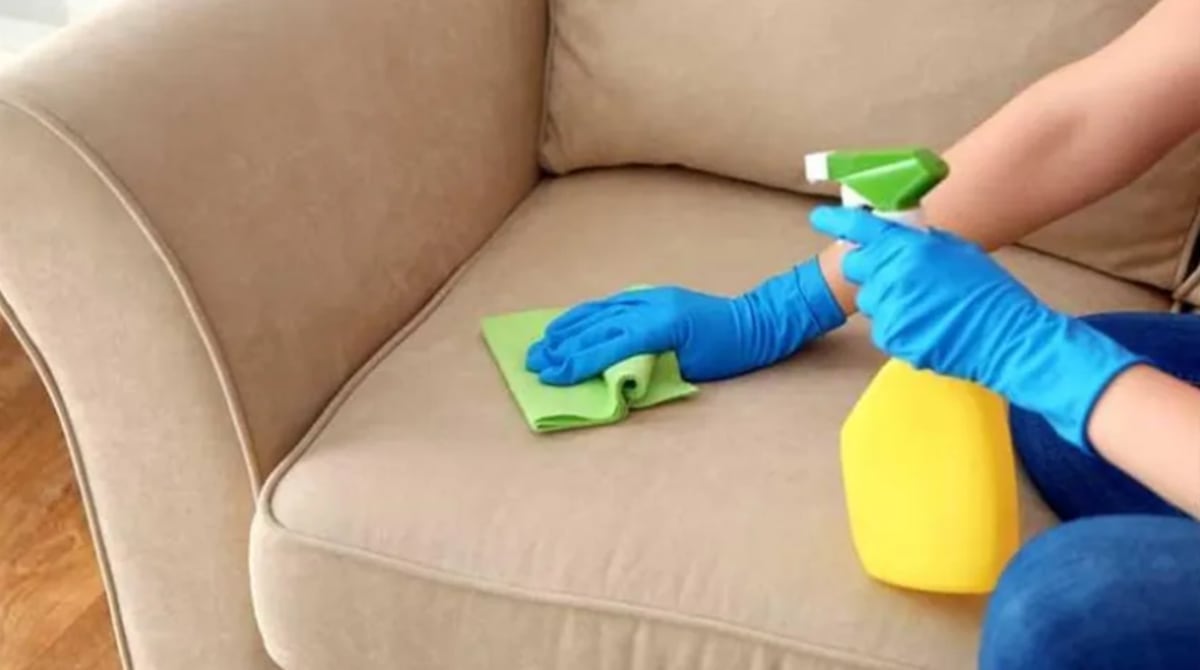 Recomiendan mezcla casera con bicarbonato y vinagre para limpiar sillones y alfombras