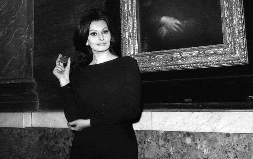 Sophia Loren Poses with the Mona Lisa at the Louvre in 1964