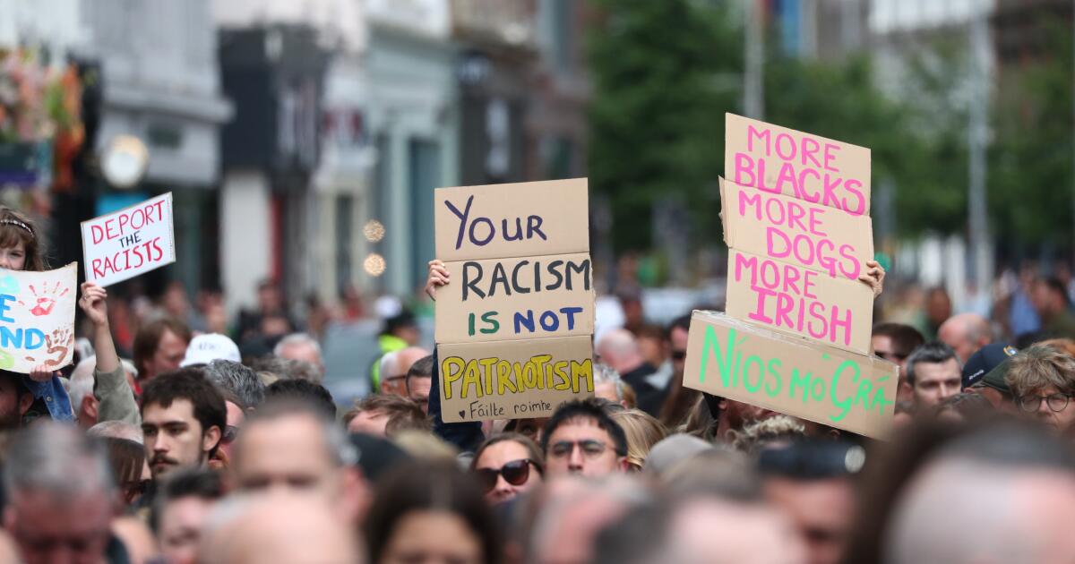 Manifestación masiva en Belfast contra el racismo tras una ola de violencia ligada a tensiones migratorias