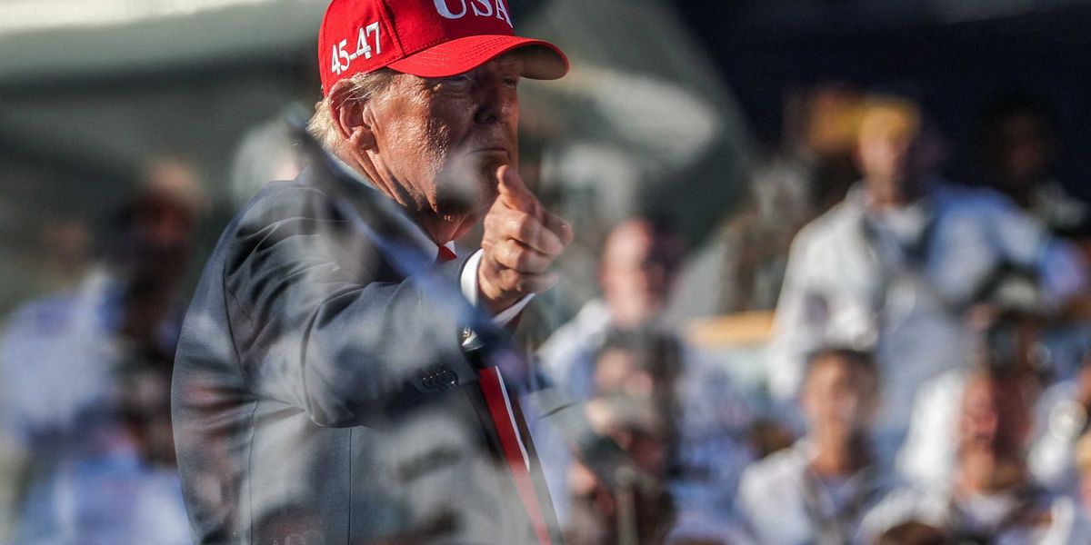 Opinion Column Argues Trump's Criticism of Obama Reflects Political Resentment and Personal Insecurity