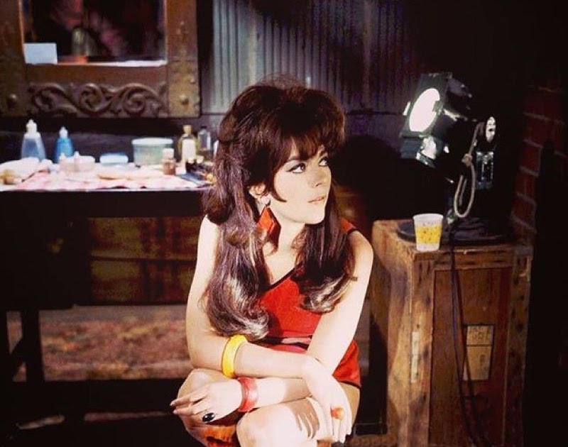 Glamorous 1966 Portraits of Natalie Wood on the Set of ‘Penelope’