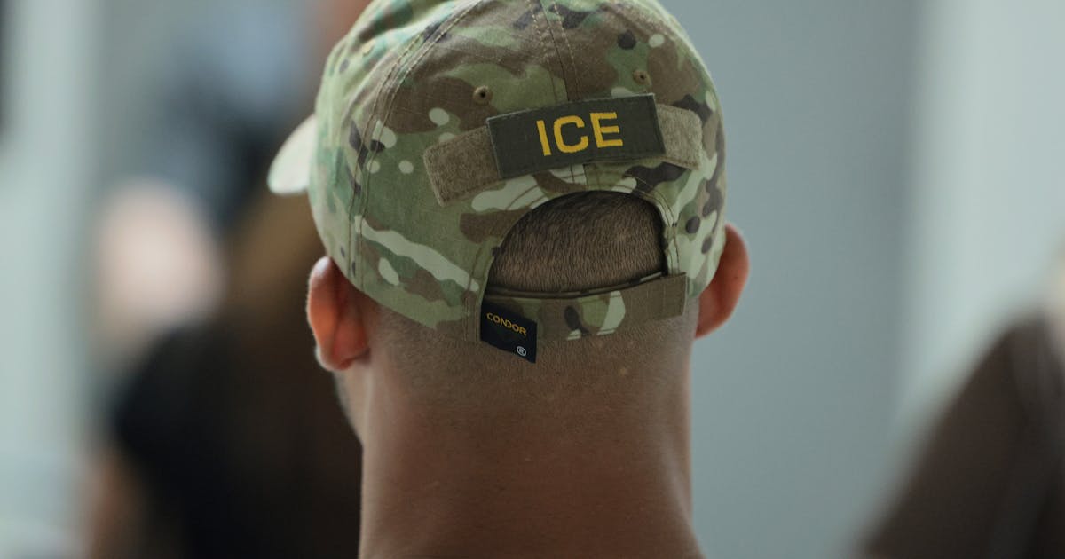 Investigación de ICE a una trabajadora electoral por publicaciones en redes sociales genera polémica sobre libertad de expresión y actuación en centros de votación