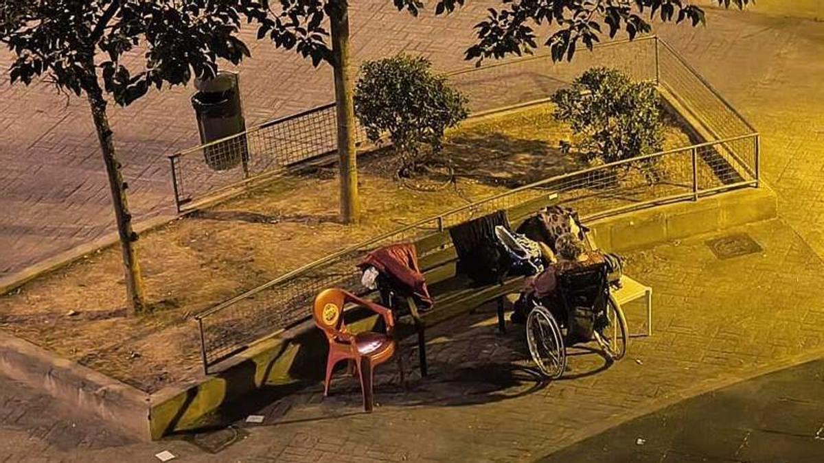 Una familia desahuciada sobrevive en un parque de València ante la crisis de la vivienda