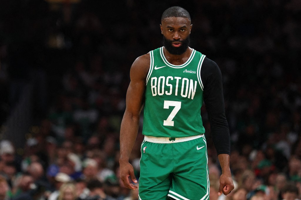 Boston Celtics envían a Jaylen Brown a Philadelphia 76ers en un cambio por Paul George y selecciones del Draft