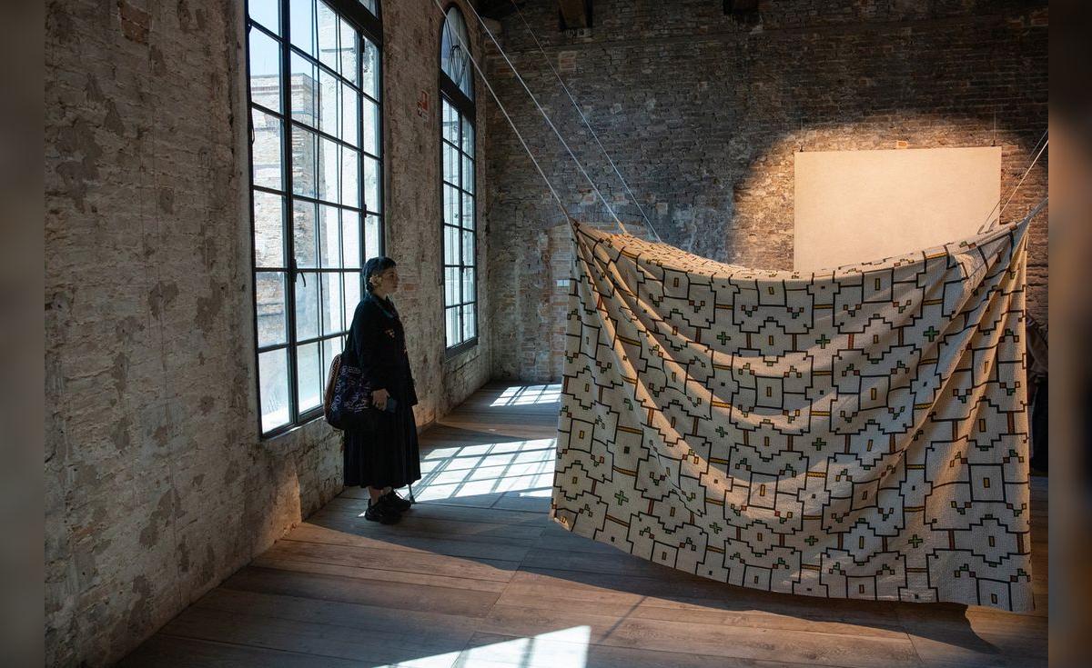 Reflexión sobre el arte kené y la participación de Sara Flores en la Bienal de Venecia 2026