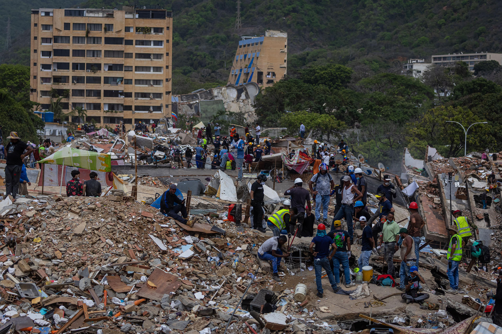 Denuncian posible riesgo de detención de rescatista tras labores de rescate en La Guaira